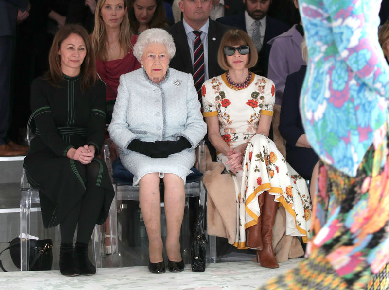 © Reuters. Rainha Elizabeth acompanha desfile na Fashion Week de Londres