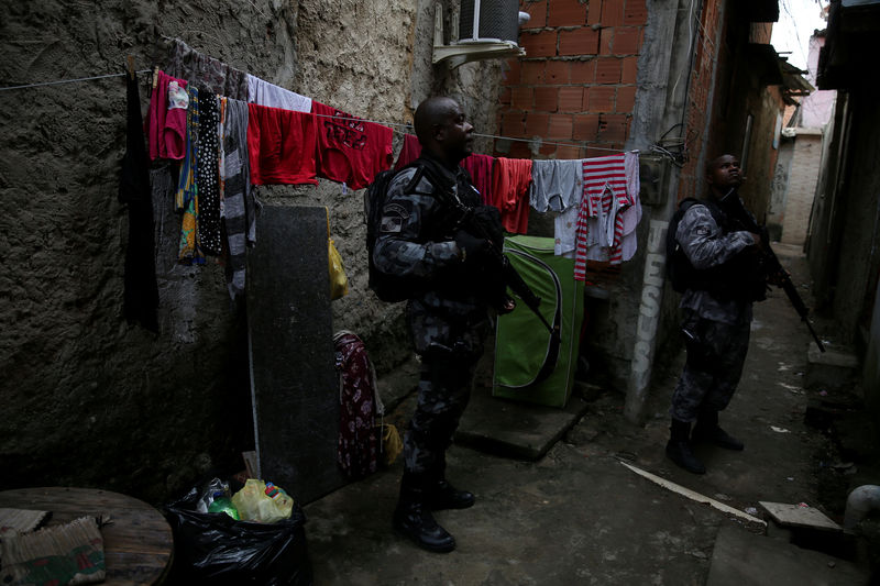 © Reuters. Military police officers patrol the Kelson's slum during an operation against crime in Rio de Janeiro
