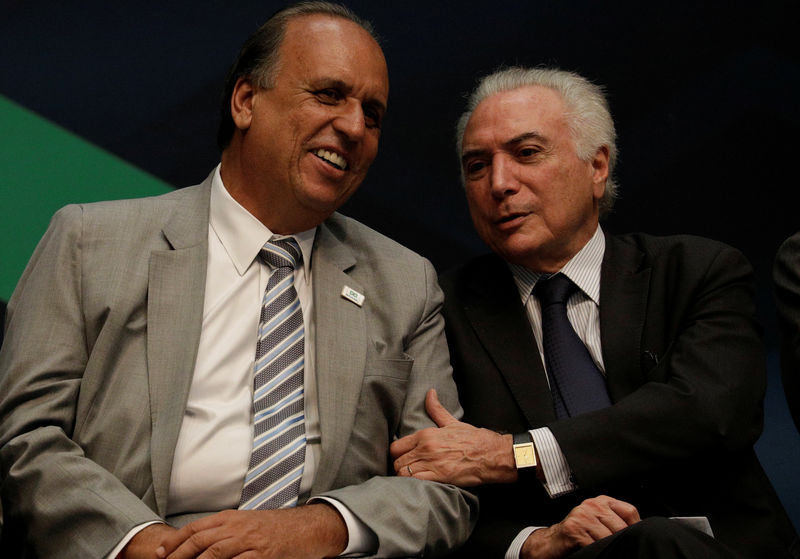 © Reuters. Rio de Janeiro's Governor Pezao and Brazil's President Temer attend ceremony near Rio de Janeiro