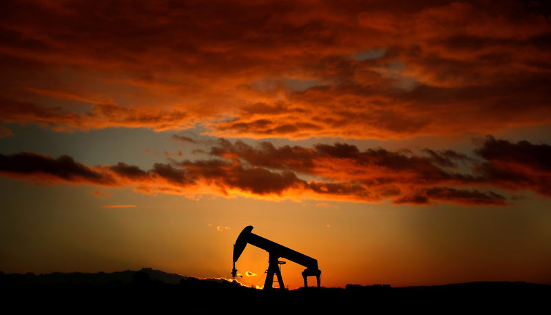 © Reuters. FILE PHOTO:An oil pump jack at sunset near Strasbourg, France