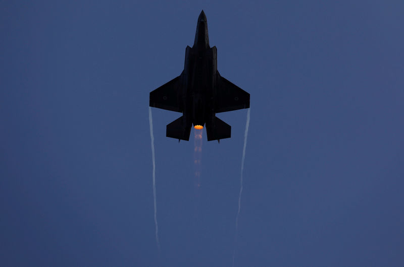 © Reuters. FILE PHOTO: An Israeli Air Force F-35 fighter jet flies during an aerial demonstration at a graduation ceremony for Israeli air force pilots at the Hatzerim air base in southern Israel
