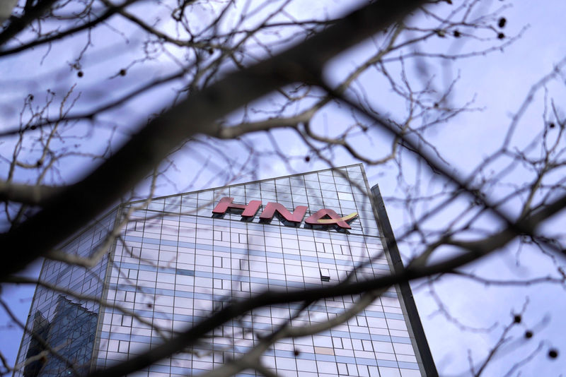 © Reuters. FILE PHOTO: A HNA Group logo is seen on the building of HNA Plaza in Beijing