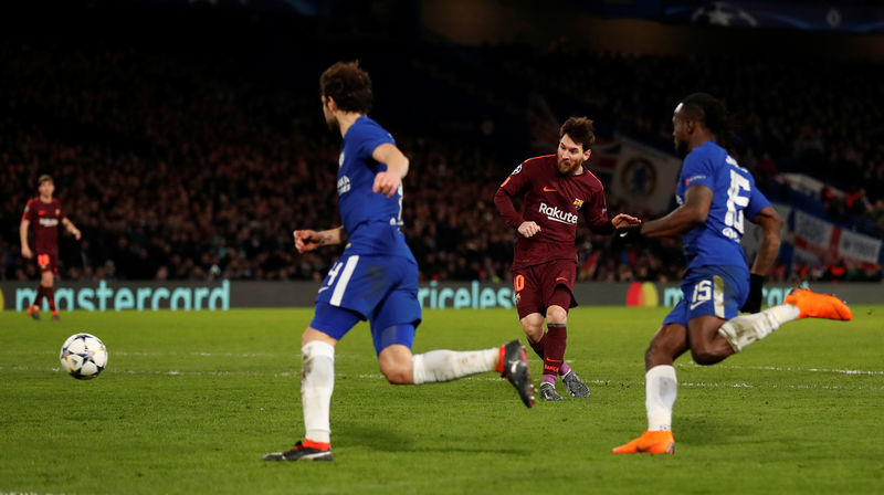 © Reuters. El Barça empata ante el Chelsea en Stamford Bridge con gol de Messi