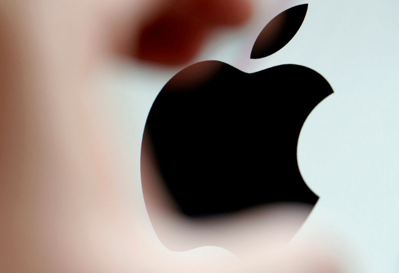 © Reuters. FILE PHOTO: The Apple logo is seen on a computer screen in an illustration photo taken in Bordeaux, France