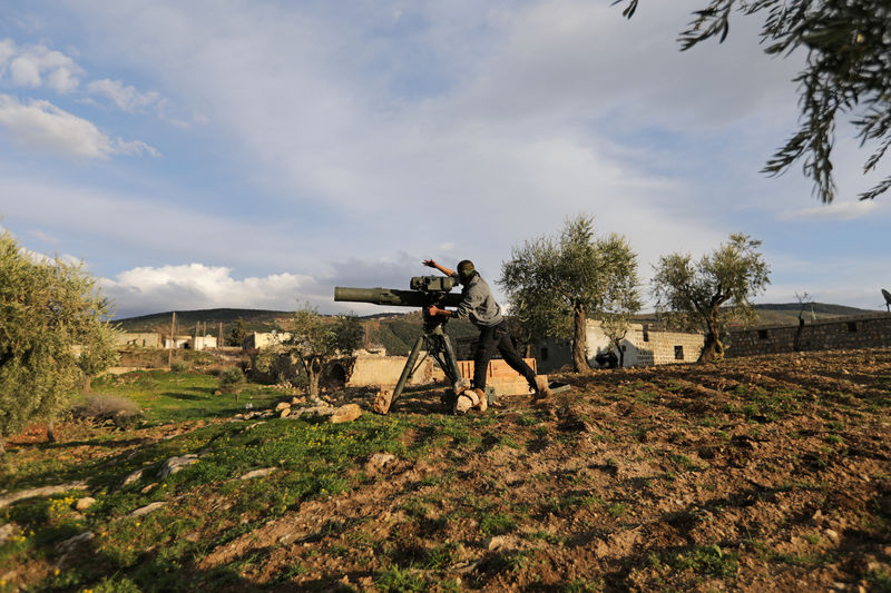 © Reuters. Turkish-backed Free Syrian Army fighter uses a TOW anti-tank missile north of the city of Afrin
