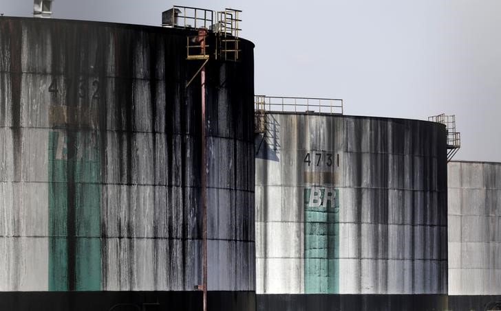 © Reuters. Логотип Petrobras на нефтехранилищах НПЗ Paulinia в Паулинии