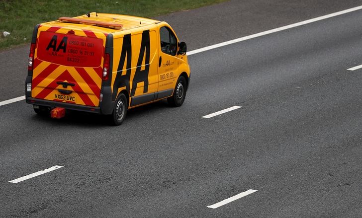 © Reuters. An AA (Automobile Association) recovery vehicle drives along the M6 motorway near Knutsford.