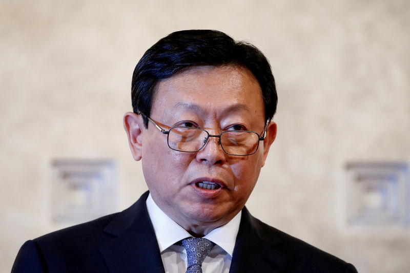 © Reuters. FILE PHOTO: Lotte Group chairman Shin Dong-bin speaks during news conference in Seoul