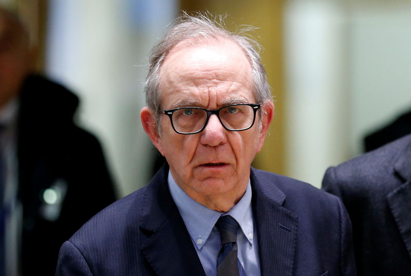 © Reuters. Italy's Finance Minister Padoan arrives to attend a eurozone finance ministers meeting in Brussels