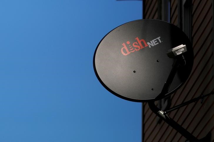 © Reuters. FILE PHOTO - A Dish Network receiver hangs on a house in Somerville