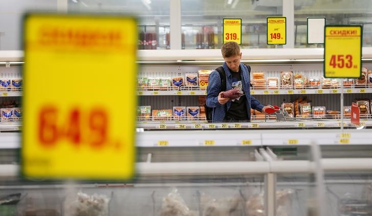© Reuters. Покупатель в гипермаркете Ашан в Москве