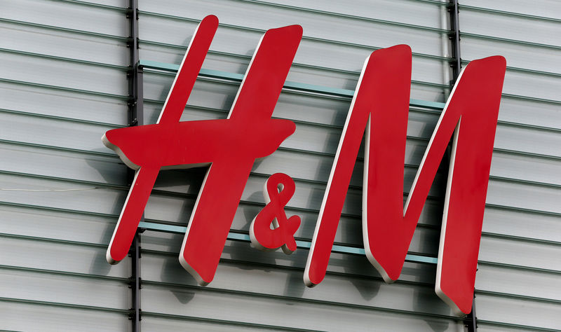 © Reuters. FILE PHOTO:Logo of Swedish fashion retail group H&M is seen at a building in Dietlikon