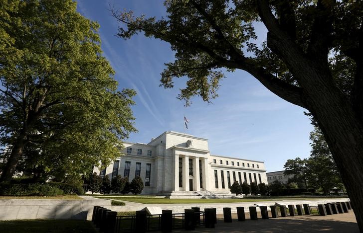 © Reuters. FILE PHOTO: The  Federal Reserve building in Washington