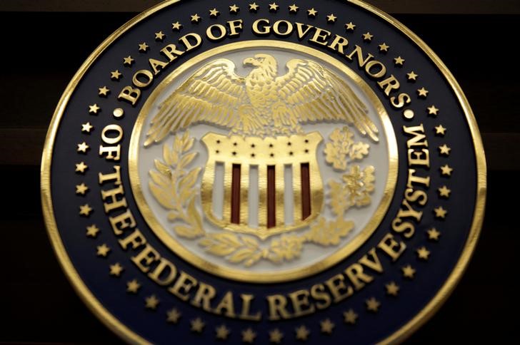 © Reuters. The seal for the Board of Governors of the Federal Reserve System is displayed in Washington