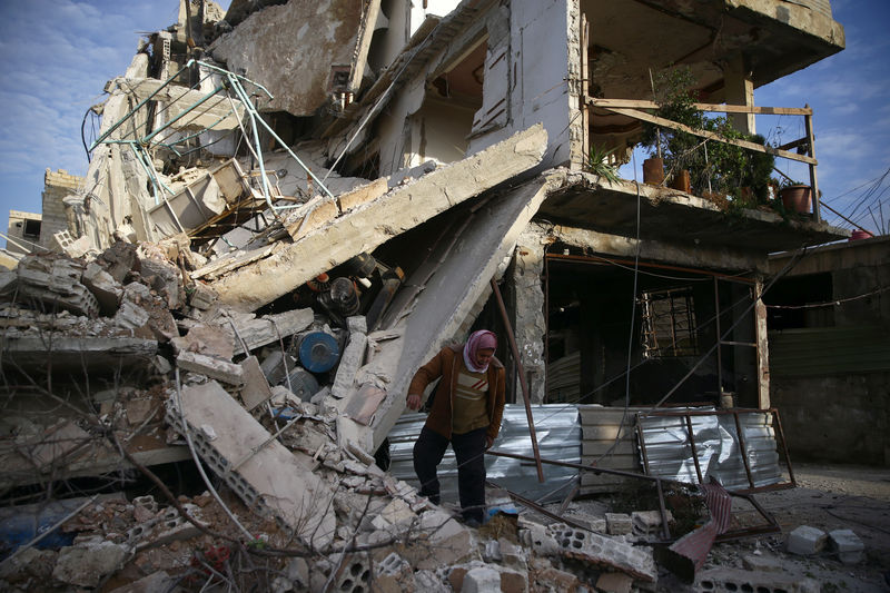 © Reuters. Prédios danificados são vistos na cidade de Douma, em Ghouta Oriental, na Síria