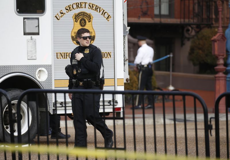 © Reuters. Autoridades de segurança são vistas perto da Casa Branca após identificação de carro suspeito, em Washington