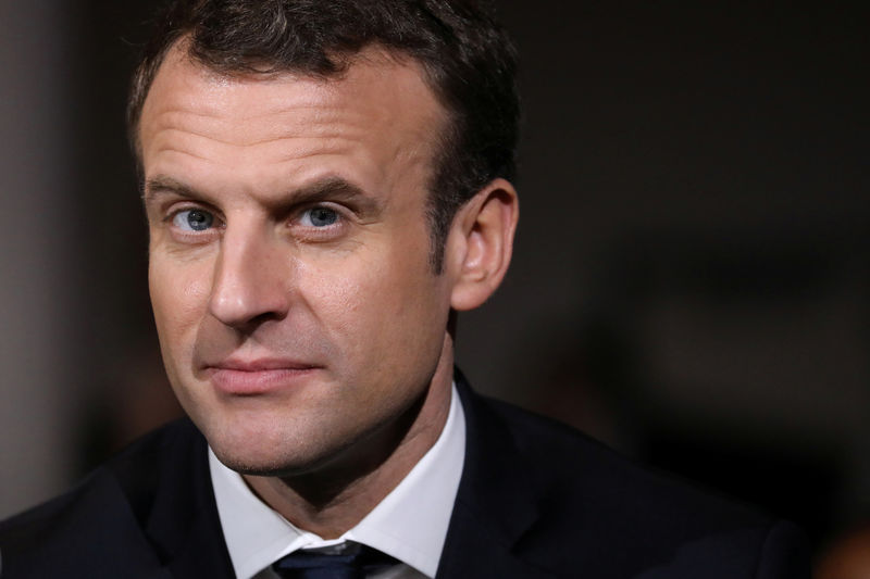 © Reuters. French President Emmanuel Macron visits a mediatheque in Les Mureaux, Paris suburb
