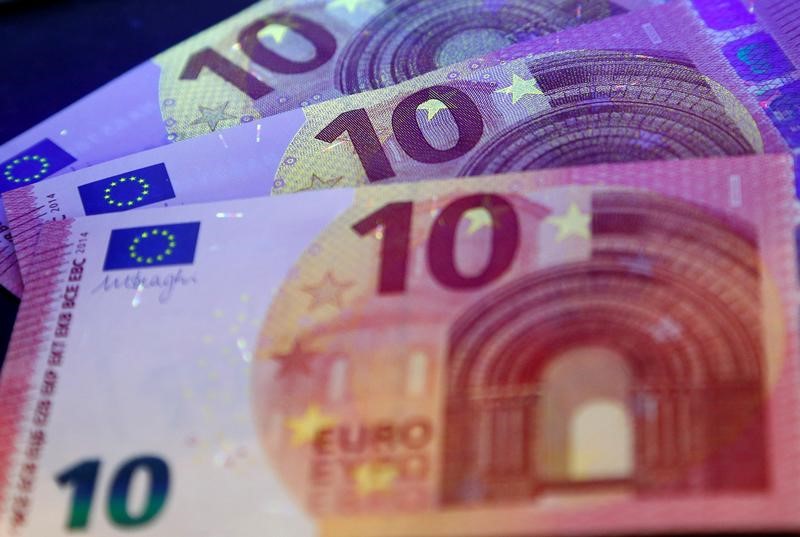 © Reuters. FILE PHOTO: 10 Euro banknotes are pictured under ultraviolet light at the headquarters of Bundesbank in Frankfurt