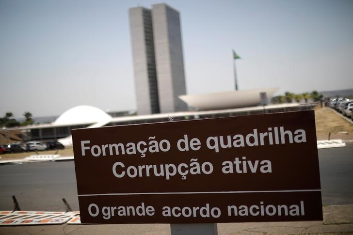 © Reuters. Placa de protesto contra a corrupção em frente ao Congresso, em Brasília