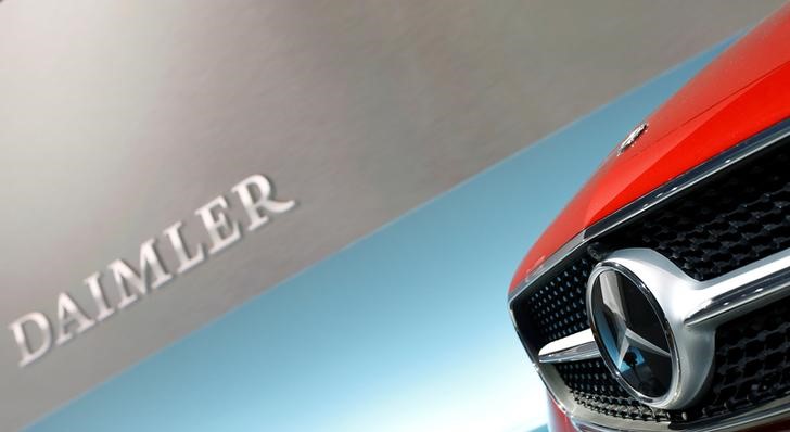 © Reuters. FILE PHOTO: The Mercedes logo is pictured before the annual news conference of Daimler AG in Stuttgart