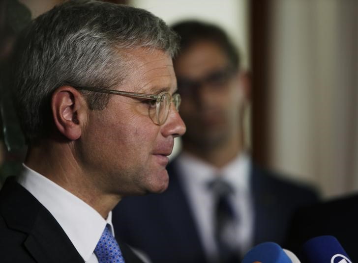 © Reuters. German Chairman of the parliamentary subcommittee for foreign affairs Norbert Roettgen holds a news conference at the German Embassy in Washington