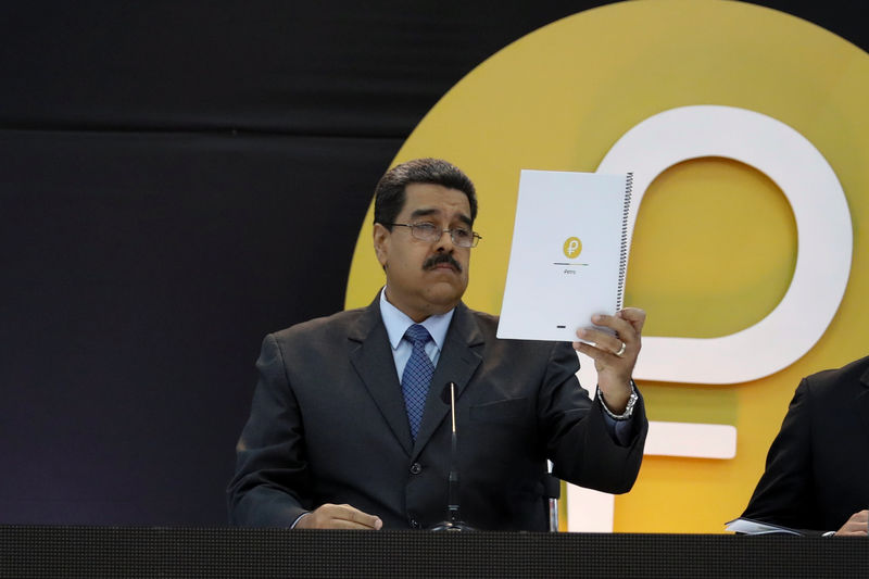 © Reuters. Venezuela's President Nicolas Maduro reads a document during the event launching the new Venezuelan cryptocurrency "Petro" in Caracas