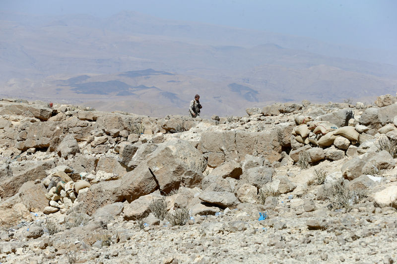© Reuters. Yemeni soldier walks on a mountain on the frontline of fighting with Houthis in Nihem area near Sanaa