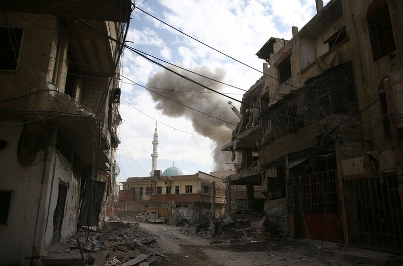 © Reuters. القصف العنيف يمزق عائلات في الغوطة الشرقية بسوريا