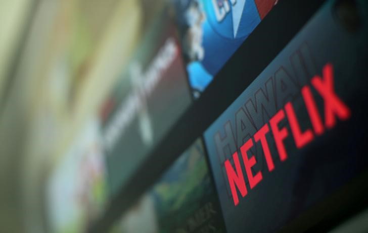 © Reuters. FILE PHOTO: The Netflix logo is pictured on a television in this illustration photograph taken in Encinitas California