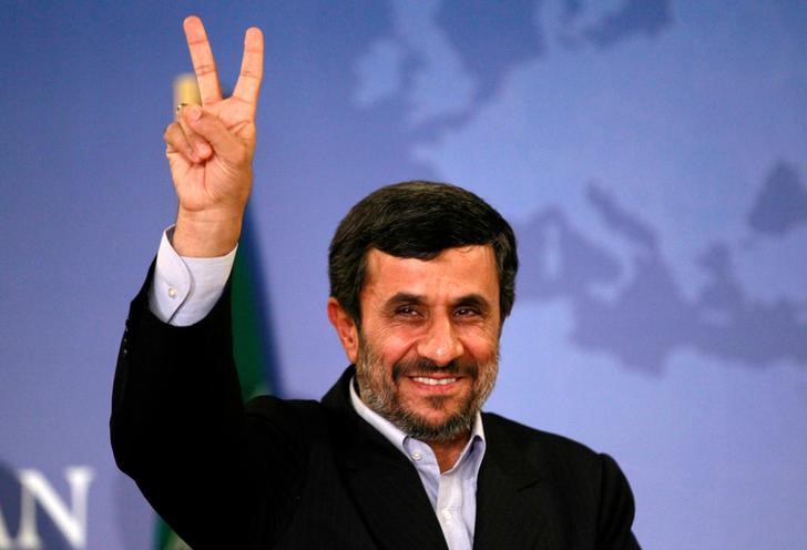 © Reuters. Mahmoud Ahmadinejad acena ao deixar entrevista em Istambul