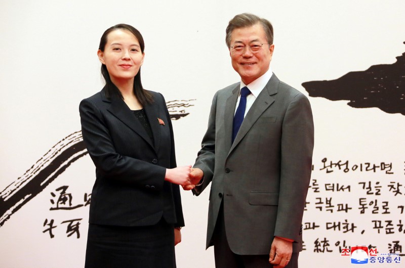 © Reuters. South Korean President Moon Jae-in shakes hands with Kim Yo Jong, the sister of North Korea's leader Kim Jong Un, in Seoul