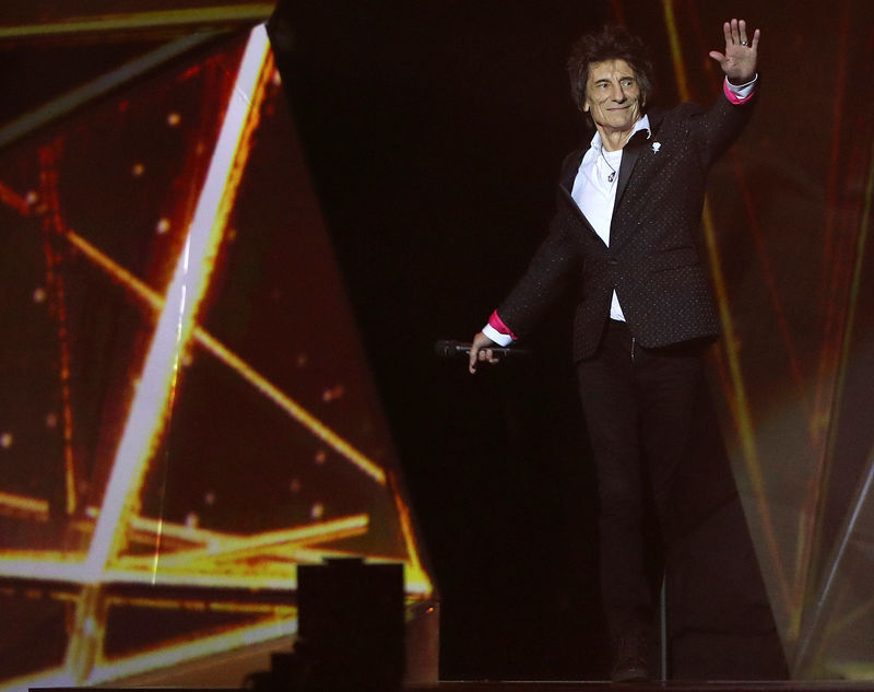 © Reuters. Presenter Ronnie Wood waves at the Brit Awards at the O2 Arena in London