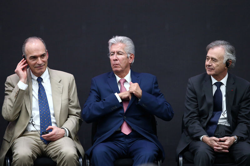 © Reuters. Safran Chief Executive Petitcolin, Mexico's Secretary of Communications and Transportation Gerardo Esparza and Albany International Corp CEO Morone take part during the inauguration of the Safran Aircraft Engines plant in Queretaro