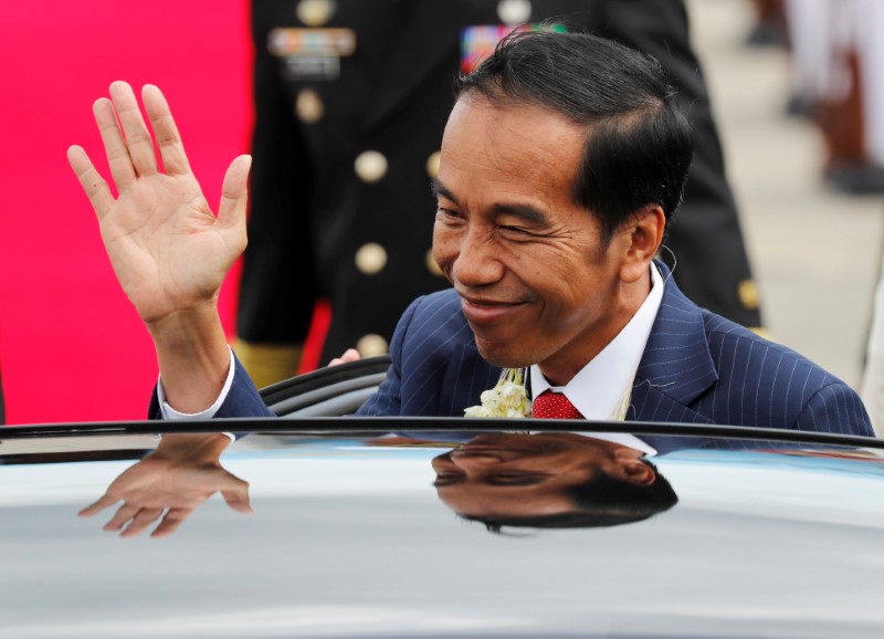 © Reuters. FILE PHOTO: Indonesian President Joko Widodo waves to the student performers upon his arrival to attend the ASEAN Summit and related meetings in Clark, Pampanga