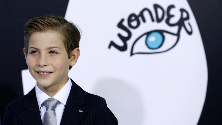 © Reuters. FILE PHOTO - Cast member Jacob Tremblay poses at the premiere for "Wonder" in Los Angeles