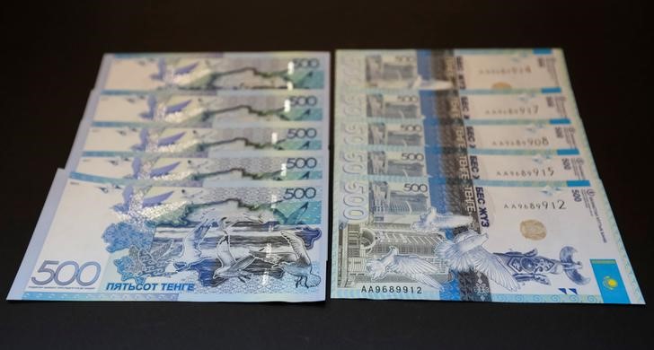© Reuters. Новые банкноты по 500 тенге