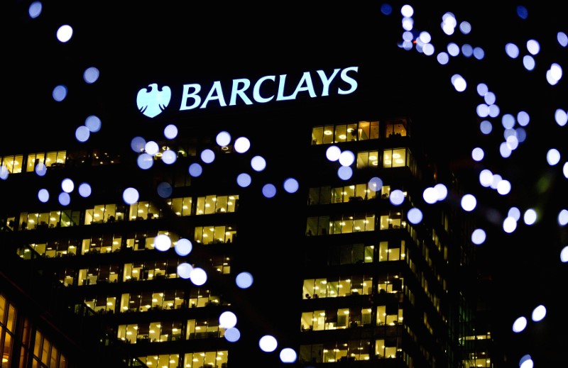 © Reuters. FILE PHOTO: The Barclays headquarters building is seen in the Canary Wharf business district of London