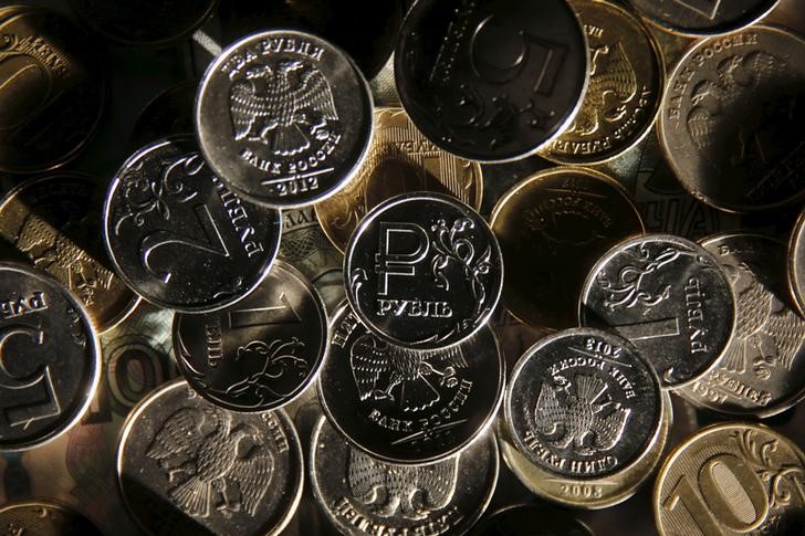 © Reuters. Российские монеты разного достоинства