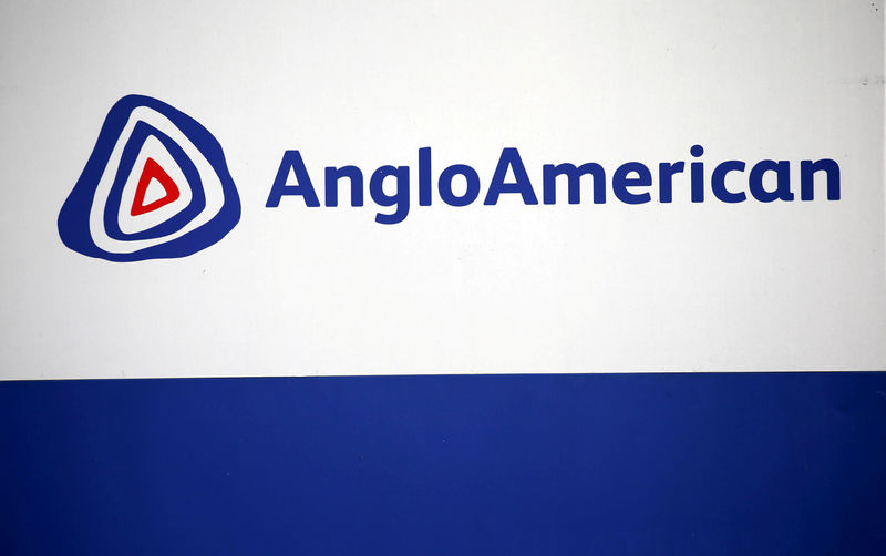 © Reuters. FILE PHOTO: The Anglo American logo is seen in Rusternburg