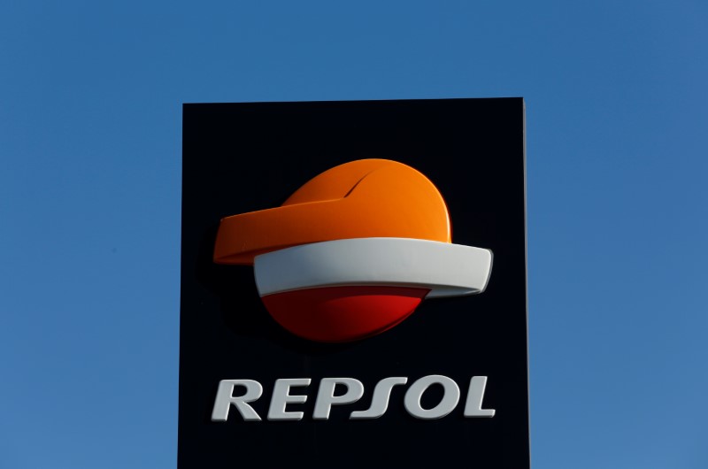 © Reuters. FILE PHOTO: A Repsol logo at a petrol station in Bormujos near Seville, southern Spain