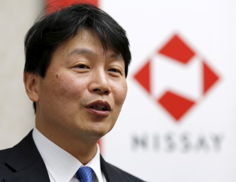 © Reuters. FILE PHOTO: CIO of Nippon Life Insurance Co Ozeki speaks during an interview in Tokyo