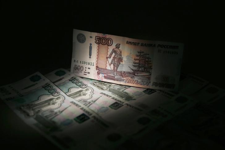 © Reuters. Банкноты по 500 и 1000 рублей