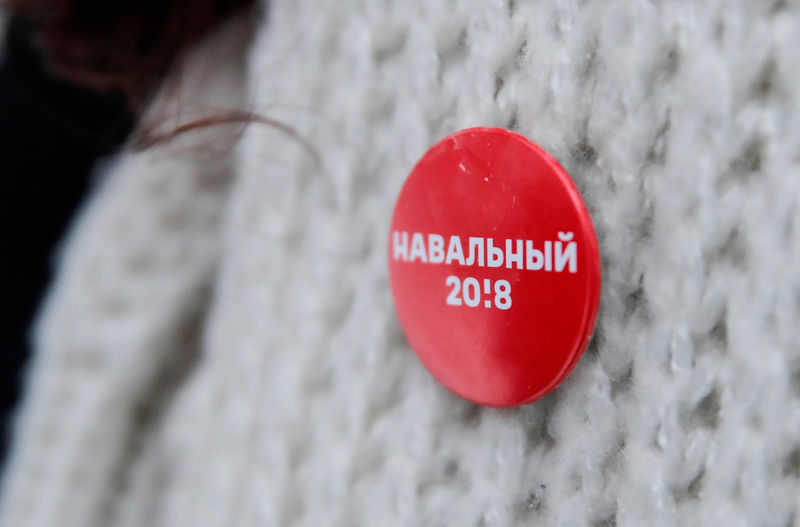 © Reuters. Значок сторонника Алексея Навального