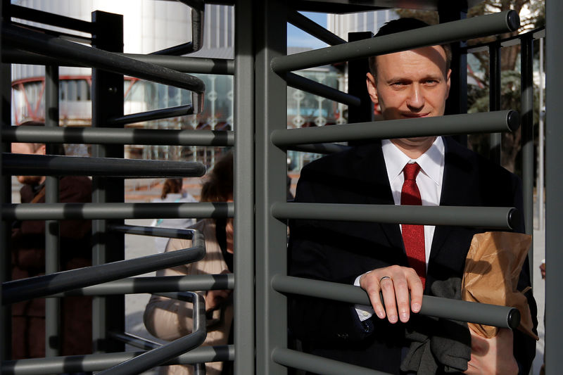 © Reuters. Líder da oposição russa Alexei Navalny deixa corte em Estrasburgo, na França