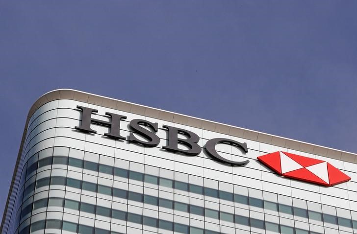 © Reuters. FILE PHOTO - The HSBC bank logo is seen at their offices in the Canary Wharf financial district in London