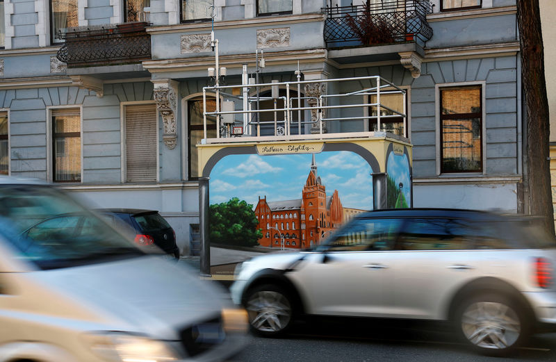 © Reuters. Cars drives past an air quality monitoring station during morning rush hour at Schildhorn Street in a Berlin