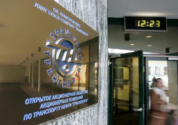 © Reuters. Табличка с логотипом Транснефти у входа в офис компании в Москве