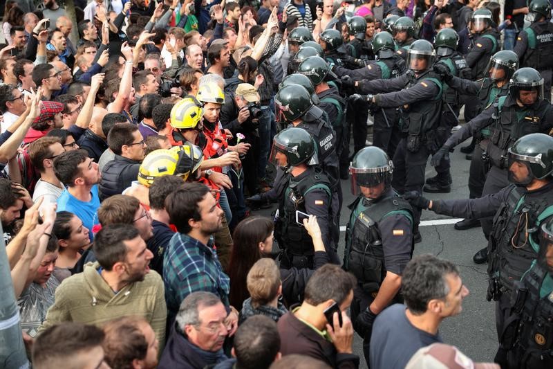 © Reuters. Amnistía Internacional critica a España por la fuerza "excesiva" contra manifestantes el 1-O