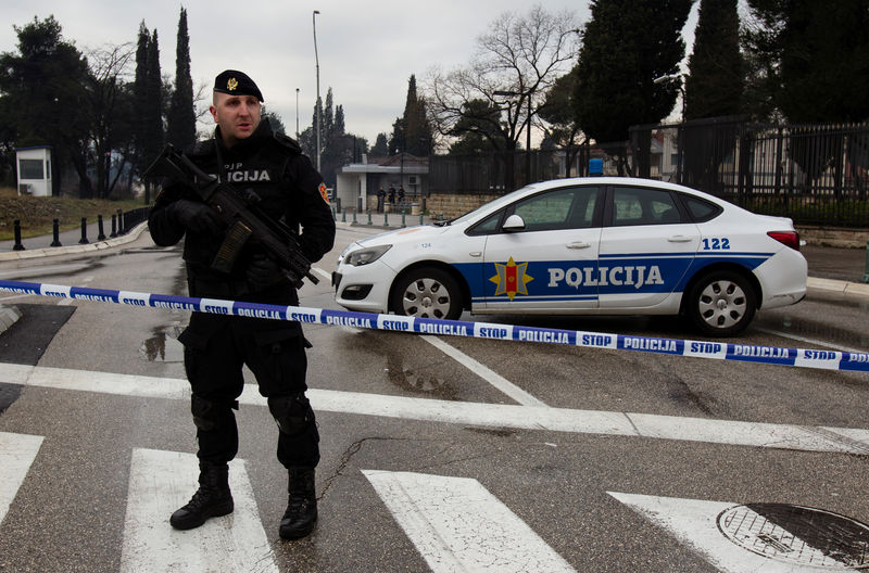 © Reuters. Policial patrulha embaixada dos Estados Unidos em Podgorica, Montenegro