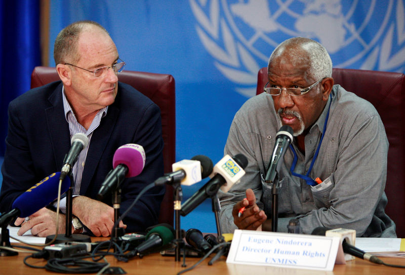 © Reuters. David Shearer, head of the United Nations Mission in South Sudan (UNMISS), and UNMISS's Human Rights Director, Eugene Nindorera address a news conference in Juba